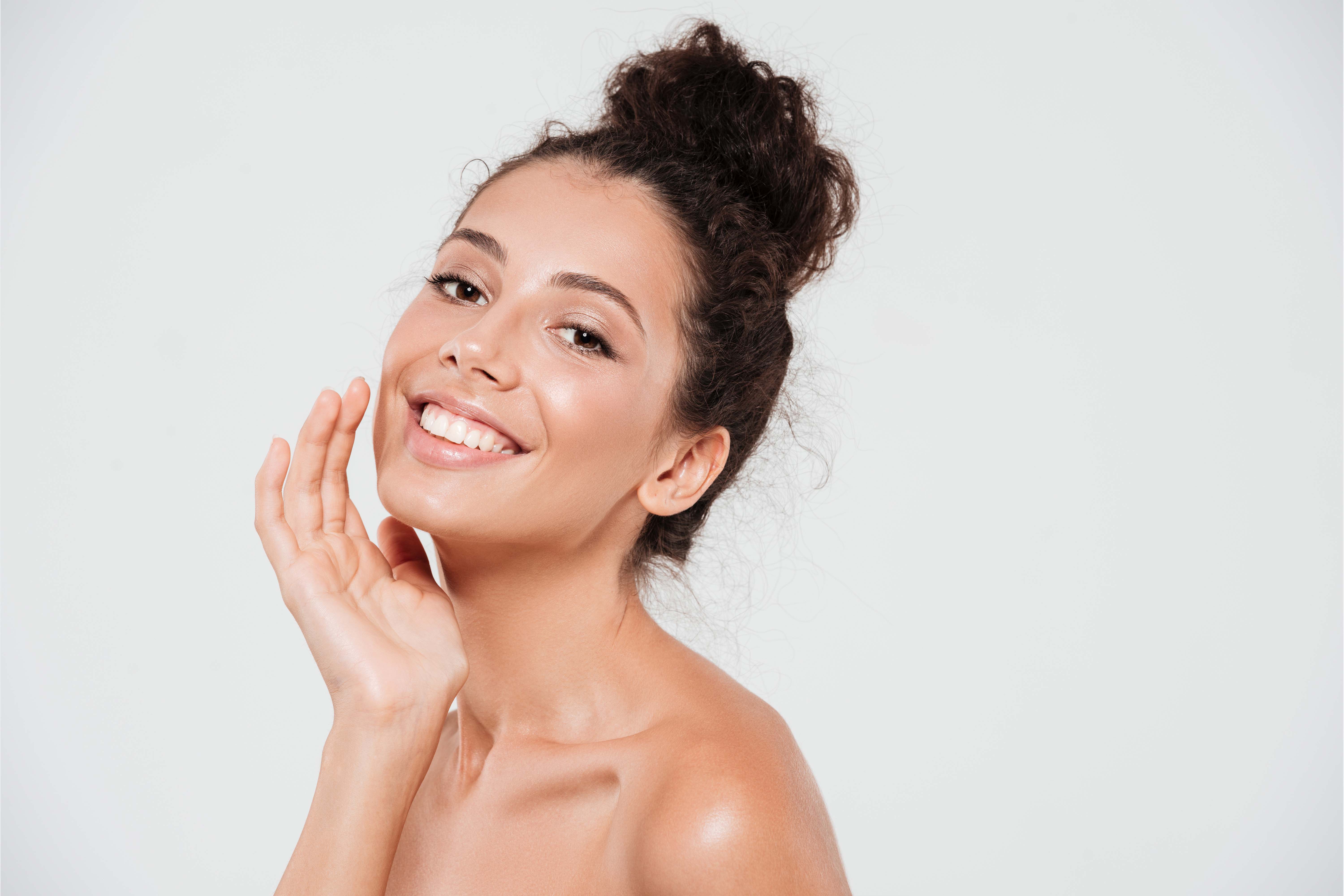Naturalização facial: conheça a técnica que traz leveza e naturalidade à pele